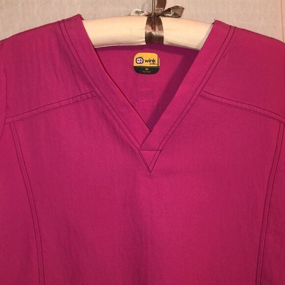 Wonder Wink M Fuchsia Pink Scrub Top with Yellow Logo - Picture 3 of 12